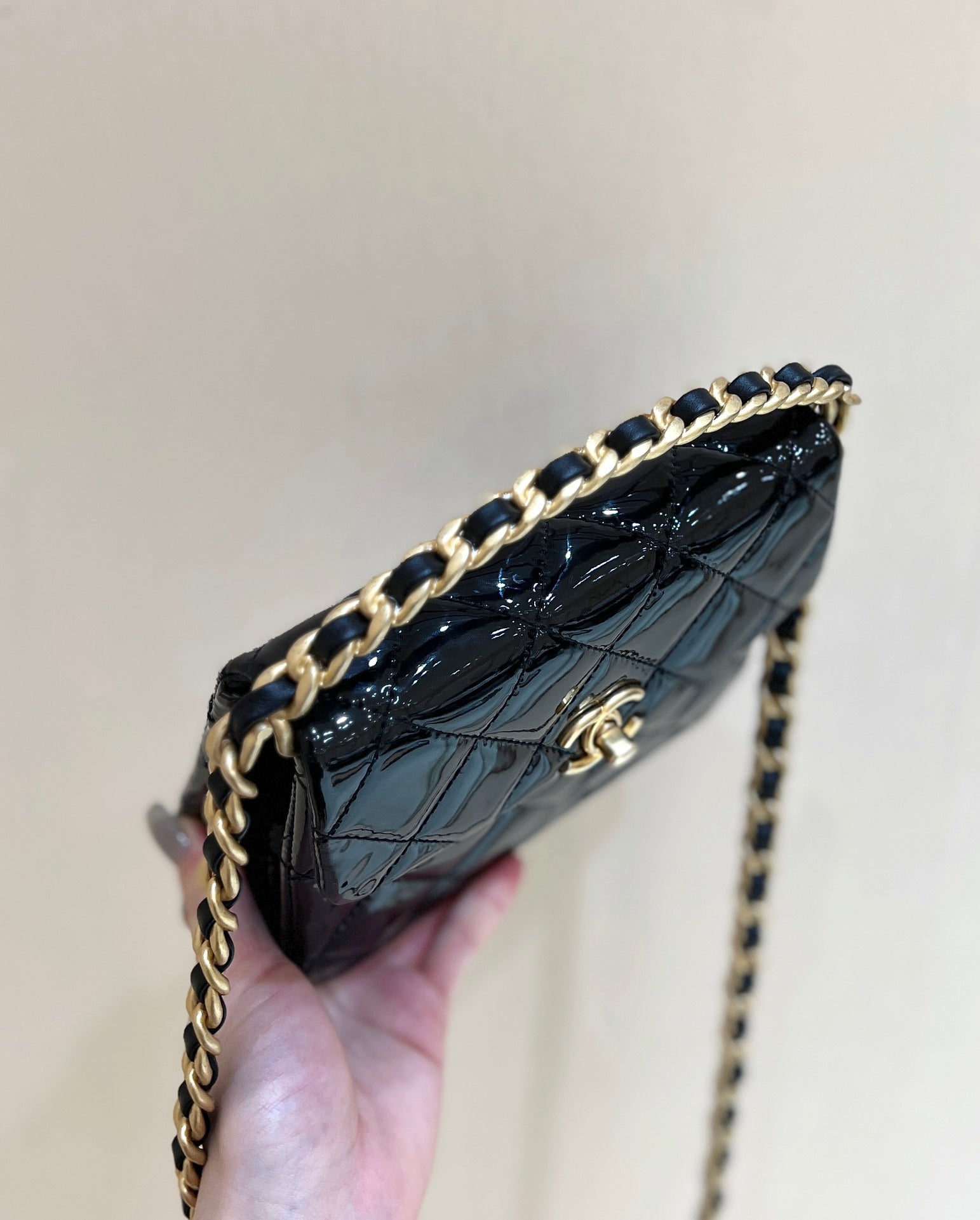 CHANEL 25S  TOTE CROSSBODY BAG 19 IN BLACK GLOSSY LEATHER WITH METAL HANDLE